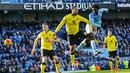 Penyerang Manchester City, Wilfried Bony, duel udara dengan bek Aston Villa, Joleon Lescott. Sementara kekalahan ini makin membuat Aston Villa kian terpuruk di dasar klasemen. (Reuters/Darren Staples)