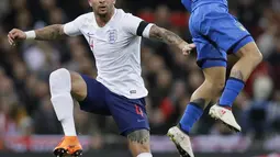 Duel pemain Inggris, Kyle Walker (kiri) dan pemain Italia, Lorenzo Insigne pada laga uji coba di Wembley Stadium, London, (27/3/2018). Italia tahan imbang Inggris 1-1. (AP/Kirsty Wigglesworth)