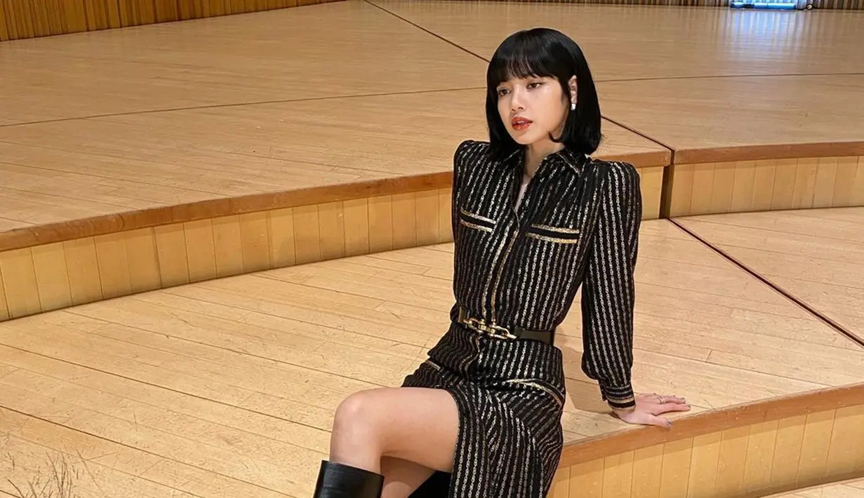 Menggunakan sebuah dress berwarna hitam yang dipadukan warna silver dan emas, penampilan Lisa Blackpink ini banjir pujian netizen. Sebagai brand ambassador dari beberapa merek ternama, gaya penampilan Lisa memang sering menjadi sorotan. (Liputan6.com/IG/@lalalalisa_m)