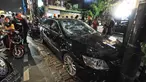 Sebuah mobil sedan Toyota Camry warna hitam berplat nomor B 1185 TOD rusak akibat diamuk warga di kawasan Saharjo, Jakarta, Kamis (18/4). Warga mengamuk karena diduga pengemudi menabrak belasan pengendara sepeda motor dan mobil dari Jalan Tendean hingga Jalan Saharjo. (Liputan6.com/Herman Zakharia)