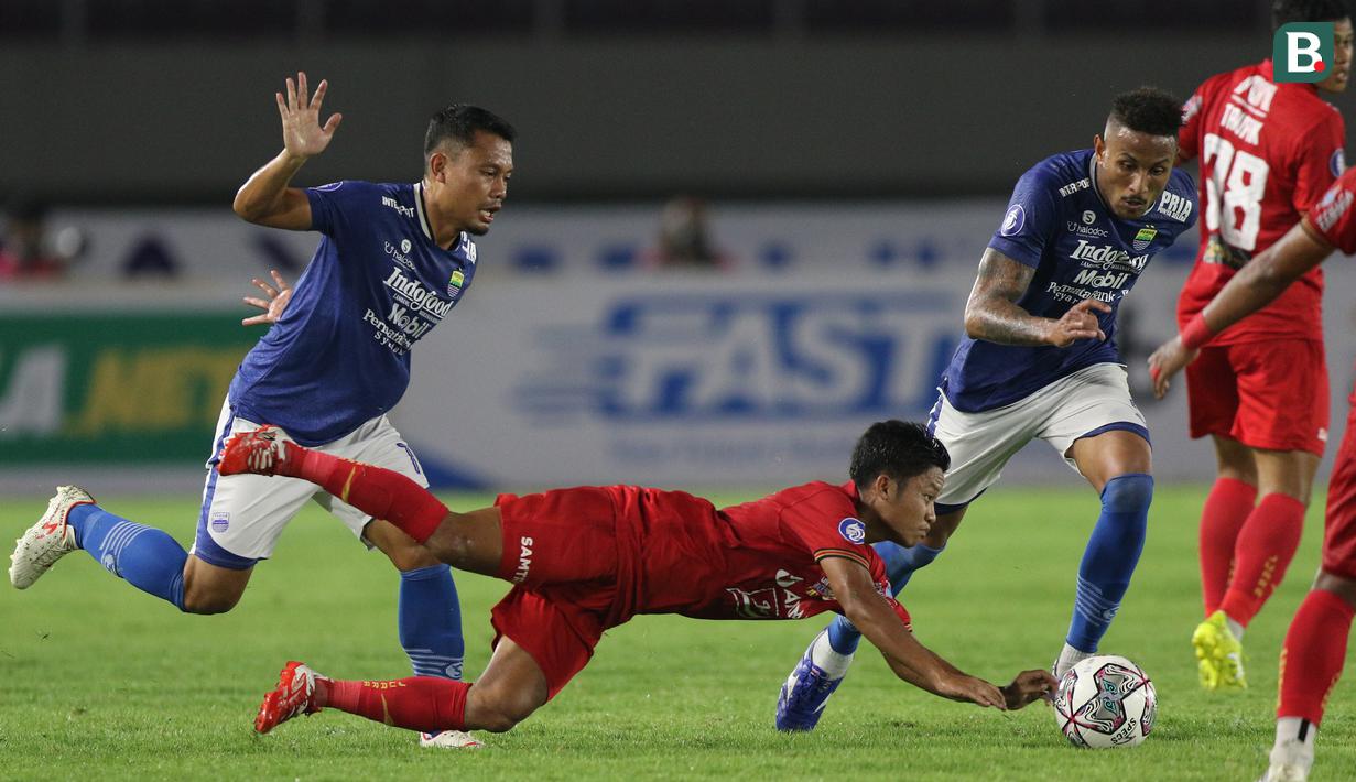 Pemain Persija Jakarta, Ilham Rio Fahmi (tengah) berebut bola dengan dua pemain Persib Bandung, Dedi Kusnandar (kiri) dan Wander Luiz dalam laga pekan ke-12 BRI Liga 1 2021/2022 di Stadion Manahan, Solo, Sabtu (20/11/2021). (Bola.com/Bagaskara Lazuardi)