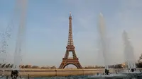 3 Pria Panjat Menara, Eiffel Tower Disterilisasi 5 Jam
