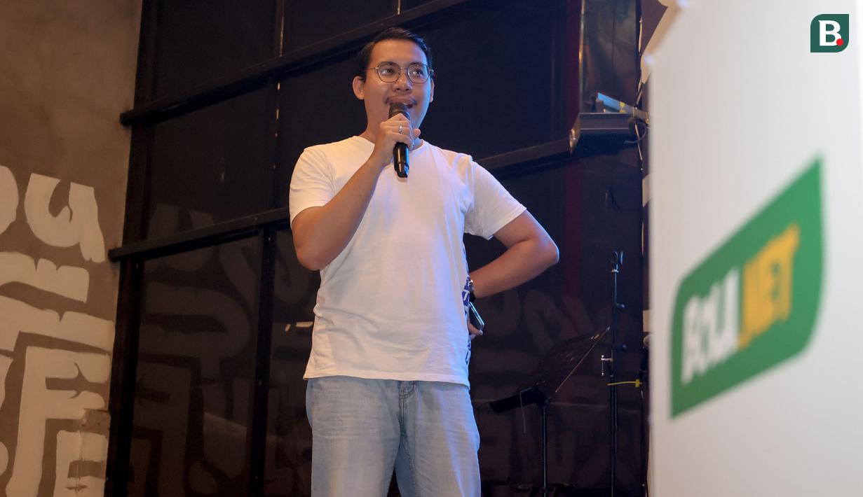 Jurnalis Bola.com, Muhammad Adi Yaksa saat menjadi komentator dalam acara Roaring Night Liga Inggris 2023/2024 antara Manchester City melawan Arsenal di Hype Cafe, Depok, Minggu (31/3/2024) malam. (Bola.com/Abdul Aziz)
