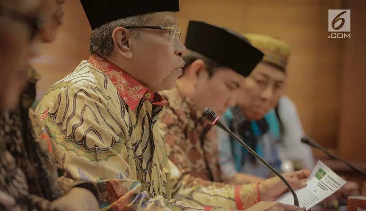 Ketua Umum PBNU Said Aqil Siradj memberi keterangan saat konferensi pers terkait Pemilu 2019 di Kantor PBNU, Jakarta, Senin (15/4). PBNU juga mengingatkan agar masyarakat memilih wakil rakyat yang memenuhi kriteria profetik yaitu shidiq, tabligh, amanah, dan fathonah. (Liputan6.com/Faizal Fanani)