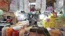 Pedagang merapihkan dagangannya di Pasar Kebayoran Lama, Jakarta, Selasa (3/4).Badan Pusat Statistik mencatat inflasi Bulan Maret 2018 sebesar 0,20 persen sehingga inflasi tahun kalender mencapai 0,99 persen (year to date). (Liputan6.com/Angga Yuniar)