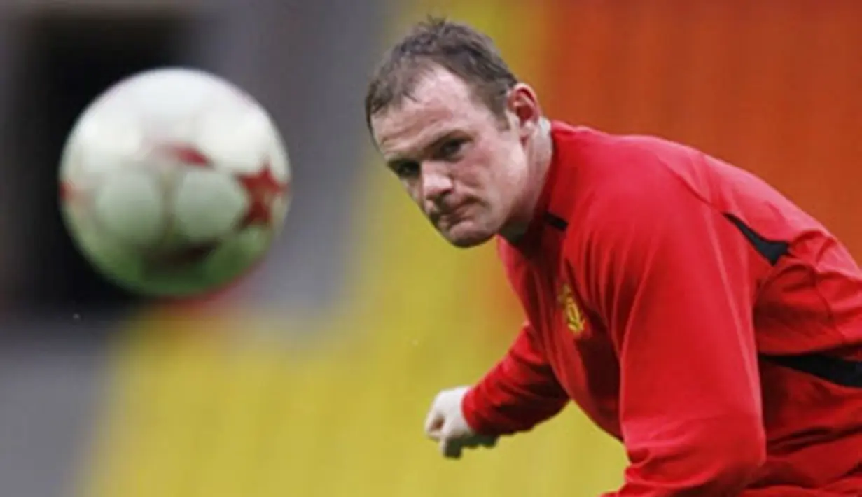 Manchester United's English forward Wayne Rooney takes part in a training session at the Luzhniki stadium in Moscow on the eve of the Champions league final football match against Chelsea on May 20, 2008. AFP PHOTO / Adrian Dennis