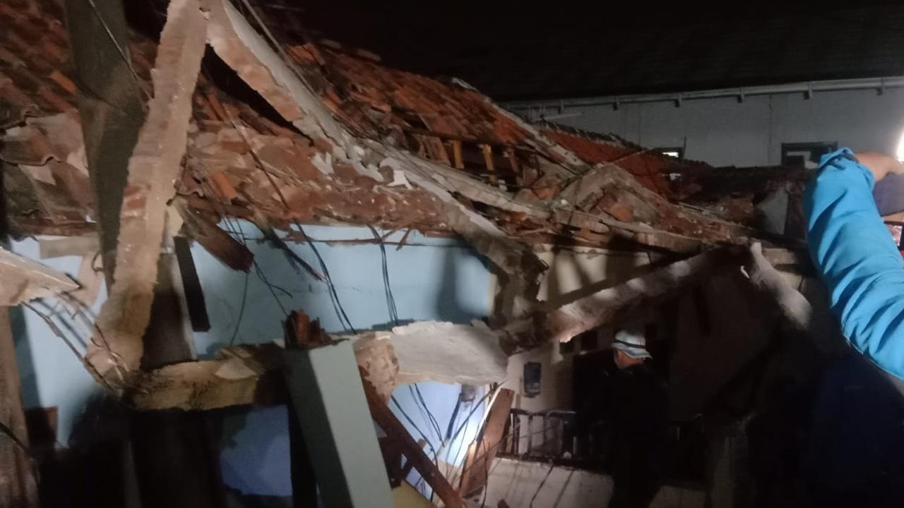 Tembok Setinggi 15 Meter Ambruk Timpa 3 Rumah di Bogor