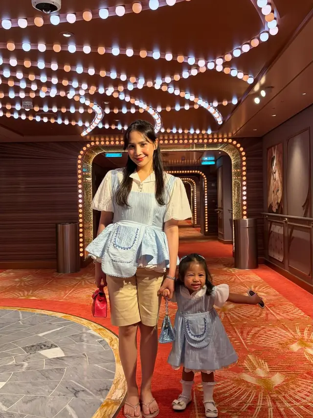 Gaya Kompak Nagita Slavina dan Lily Bak Karakter Alice in Wonderland saat Liburan di Disney Cruise