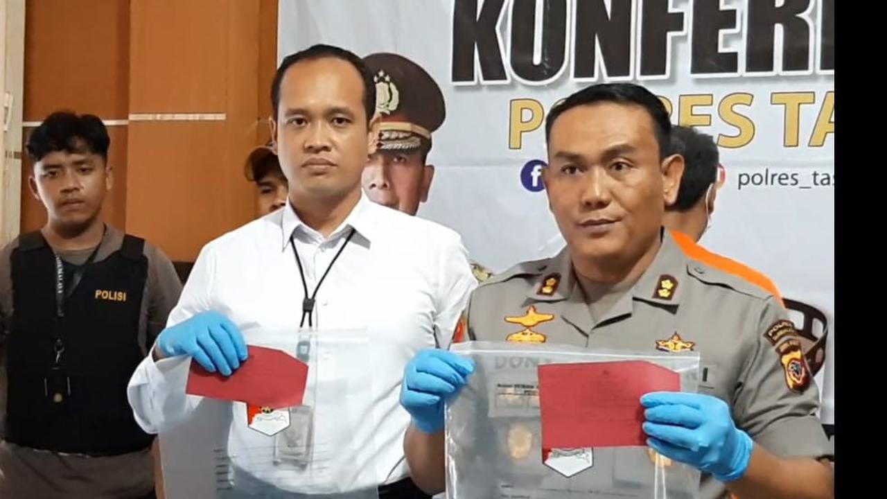 Kapolres Tasikmalaya AKBP Dony Eka Putra saat memberikan penjelasan kepada wartawan ihwal pengungkapan kasus pembakaran kantor Desa Negalasari, Tasikmalaya, Jawa Barat