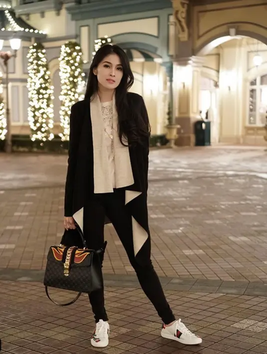 Tak hanya bersama sahabat dan keluarga, Sandra juga tentunya habiskan waktu bersama Harvey. Terbukti lewat unggahan fotonya Sandra menyertakan tulisan "Istri mau kemana, suami cari jalan di google map,". (Instagram/sandradewi88)