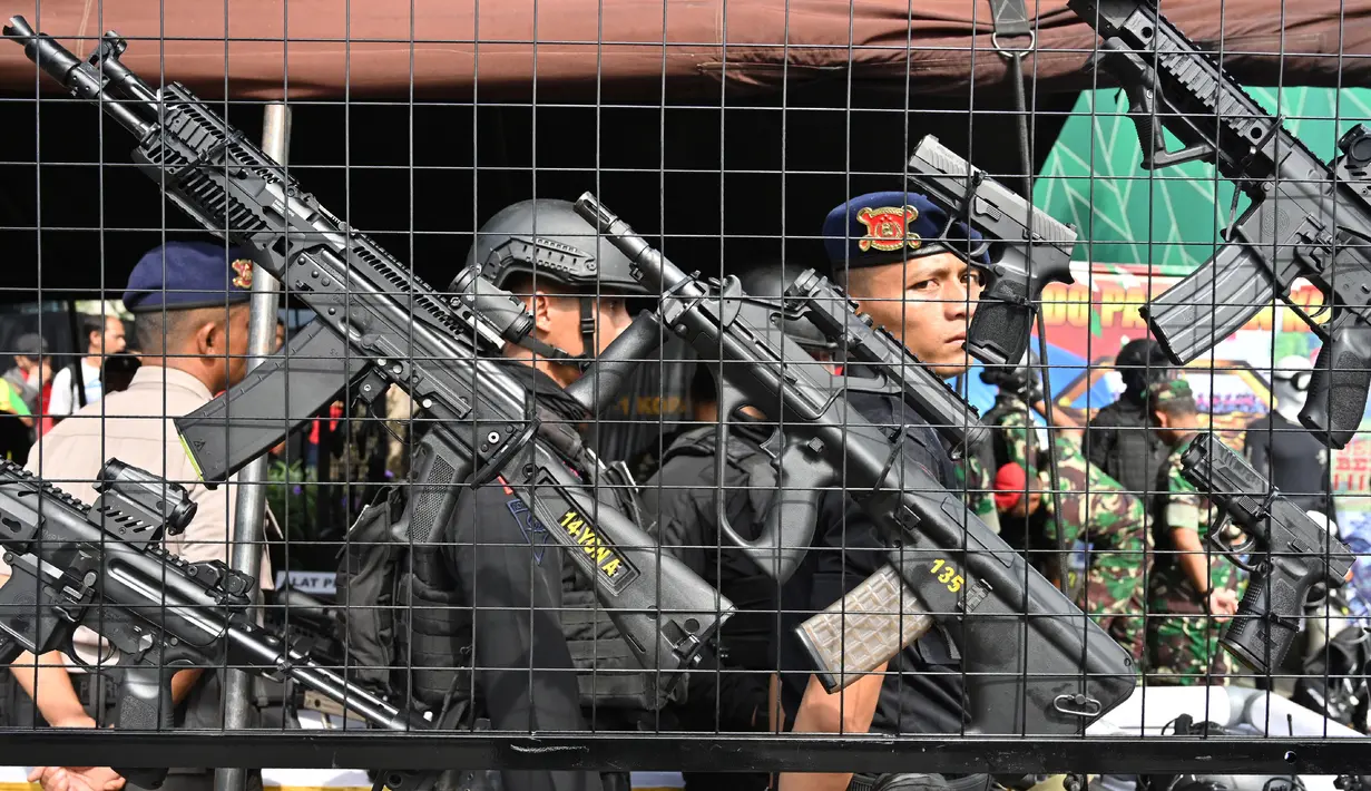 Sejumlah senjata dipamerkan dalam apel pengamanan Pemilu 2019 di Bogor, Jawa Barat, Rabu (10/4). Dalam apel juga dilakukan pemeriksaan alat-alat penunjang pengamanan Pemilu 2019. (ADEK BERRY/AFP)