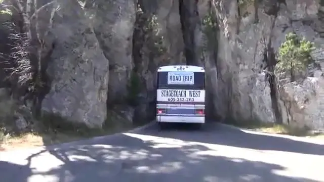 Hebatnya supir bus dalam mengendarai kendaraanya melewati lorong sempit di gunung cadas. Nyaris tidak bisa lewat.