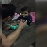 Pura-pura Sakit, Bayi Ini Iseng Banget Sama Ayahnya
