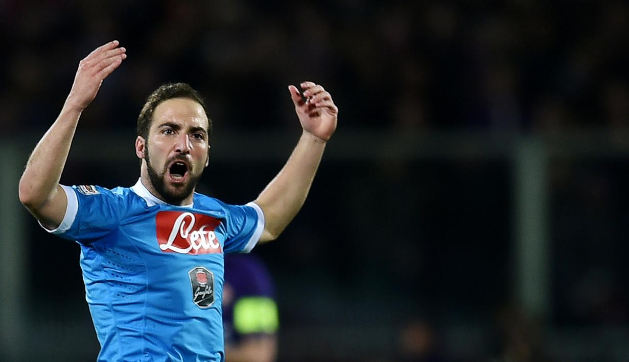 Ekspresi striker Napoli, Gonzalo Higuain, setelah mencetak gol ke gawang Fiorentina dalam laga Serie A Italia di Stadion Artemio Franchi, Firenze, Selasa (1/3/2016) dini hari WIB. (AFP/Alberto Pizzoli)