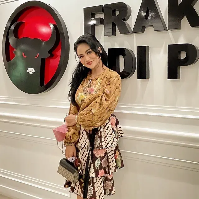 7 Gaya Busana Krisdayanti saat Pakai Batik, Tetap Elegan