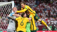 Timnas Australia berhasil meraih tiket ke putaran final Piala Dunia 2022, setelah meraih kemenangan dramatis atas Peru. Dengan lolosnya Australia, kini sudah ada 31 tim yang lolos ke Qatar. (AFP/Karim Jaafar)