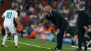 Pelatih Real Madrid Zinedine Zidane berbicara dengan gelandang Luka Modric saat bertanding pada penyisihan Grup H Liga Champions di stadion Santiago Bernabeu, Spanyol, (13/9). Madrid menang telak 3-0 atas APOEL. (AP Photo/Francisco Seco)