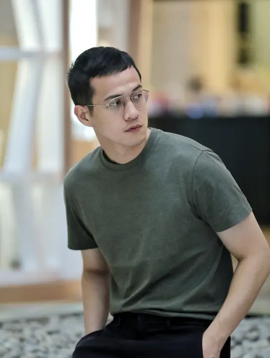 Meski baru pertama main bareng Luna Maya dalam film layar lebar. Pemeran sinetron Bawang Merah Bawang Putih itu mengaku sejak lama kenal dengan Luna. Hal itu yang membuat mudah dalam membangun chemistry sebagai suami istri. (Adrian Putra/Bintang.com)