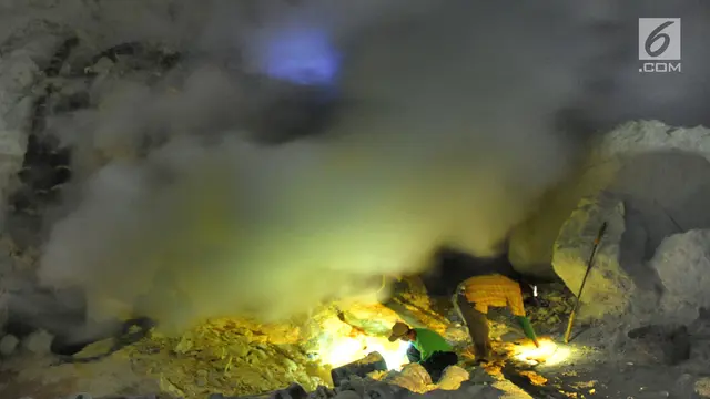 Kehidupan Penambang Belerang di Kawah Ijen