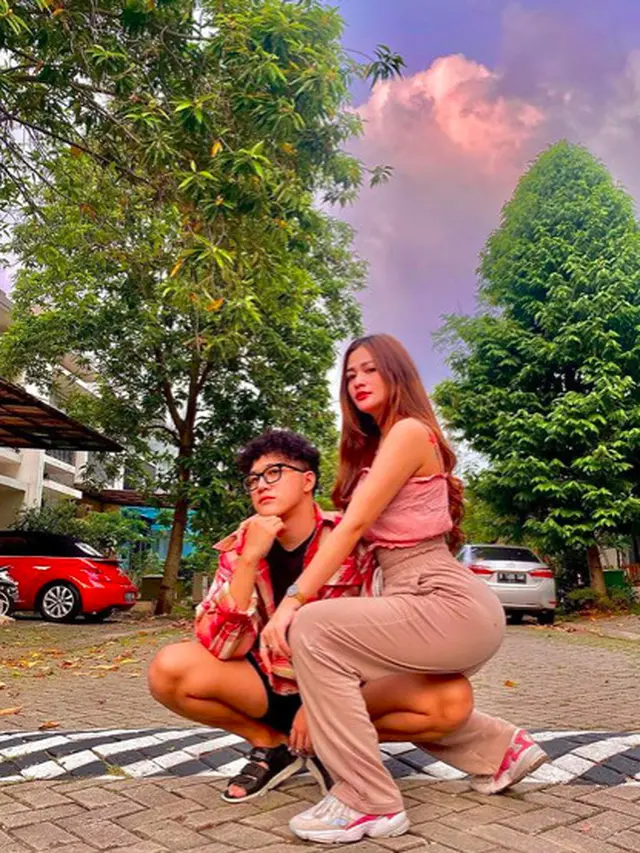 Potret Mesra Dicky SMASH dan Hesty Klepek-klepek. (Sumber: Instagram/hestyaryatura dan Instagram/dickyprasetya_)