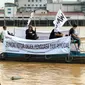 Anggota tim Walhi Jambi saat menggelar aksi di sungai Batanghari, kawasan rumah dinas Gubernu Jambi, Sabtu (7/1/2023). Mereka menuntut pemerintah untuk serius menangani kerusakan Batanghari, sungai terpanjang di Sumatra itu. (Liputan6.com/dok Walhi Jambi)