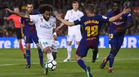 Bek Real Madrid, Marcelo, berusaha melewati bek Barcelona, Jordi Alba, pada laga La Liga Spanyol di Stadion Camp Nou, Barcelona, Minggu (6/5/2018). Kedua klub bermain imbang 2-2. (AFP/Josep Lago)
