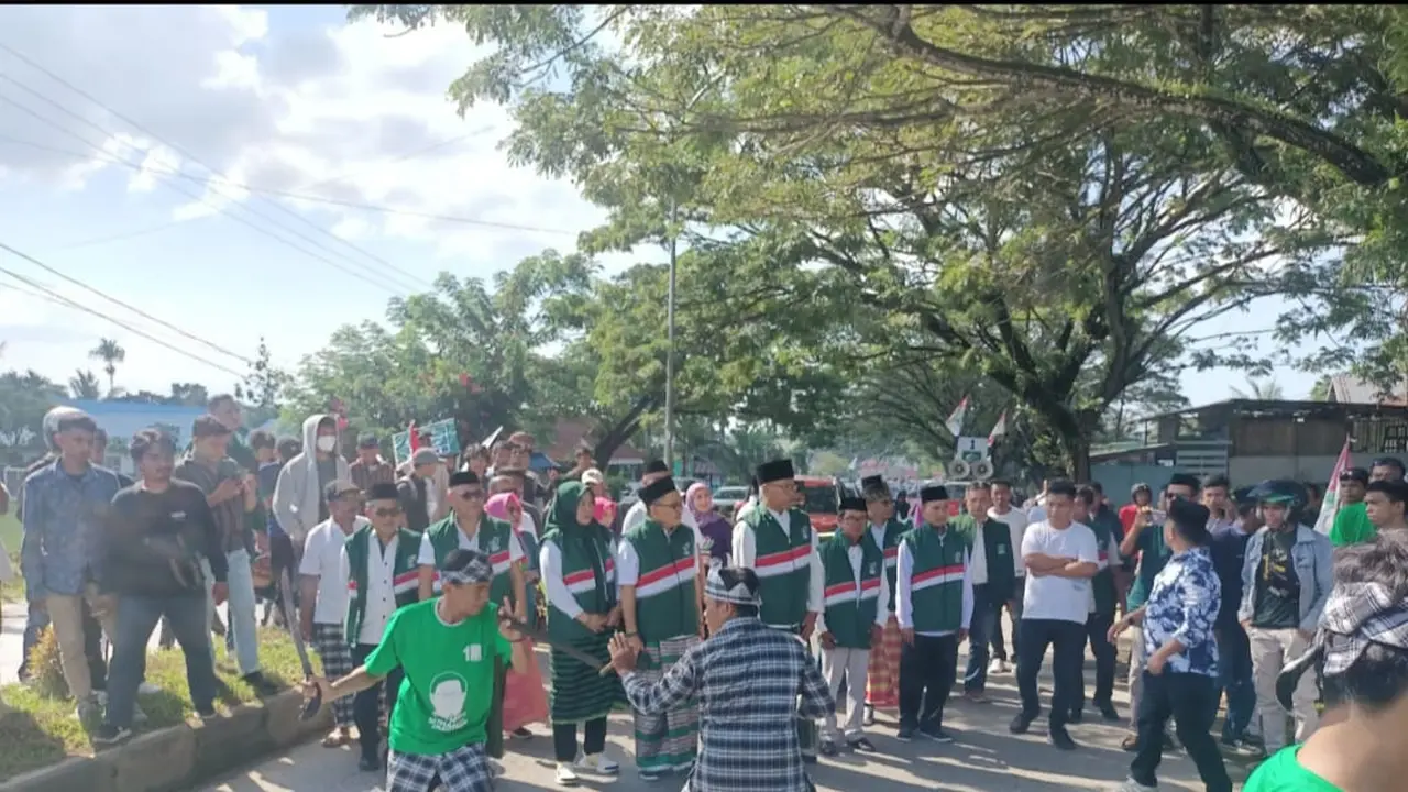 Atraksi silat ditampilkan PKB saat mendaftarkan partai di KPU Propinsi Sulawesi Tenggara, Sabtu (13/5/2023).