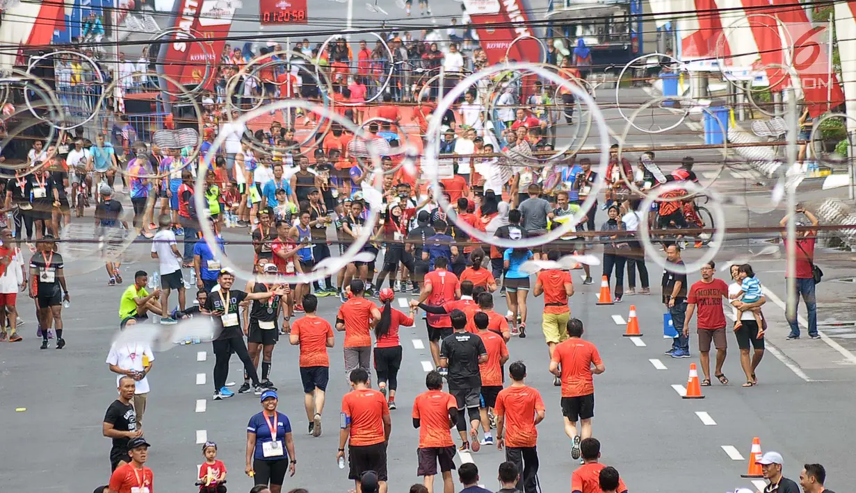 Suasana saat pelari mengikuti Semarang 10K di Kota Semarang, Jawa Tengah, Minggu (16/12). Acara ini digelar untuk meningkatkan pariwisata di Kota Semarang. (Liputan6.com/Gholib)