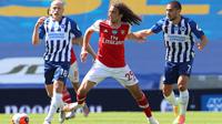 Gelandang Arsenal, Matteo Guendouzi berebut bola dengan striker Brighton & Hove Albion, Neal Maupay pada lanjutan pertandingan Liga Inggris di The American Express Community Stadium, Sabtu (20/6/2020). Sempat unggul, Arsenal tumbang 1-2 di tangan Brighton. (Gareth Fuller/ POOL / AFP)