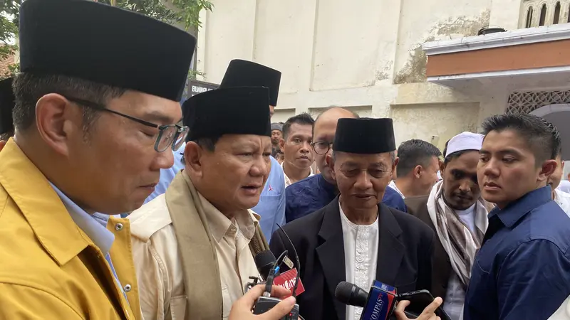 Calon presiden nomor urut 2, Prabowo Subianto, mendapat banyak petuah dari beberapa kiai saat berkunjung ke Pondok Pesantren di Tasikmalaya, Jawa Barat, Sabtu (2/12/2023). (Liputan6.com/Ady Anugrahadi)