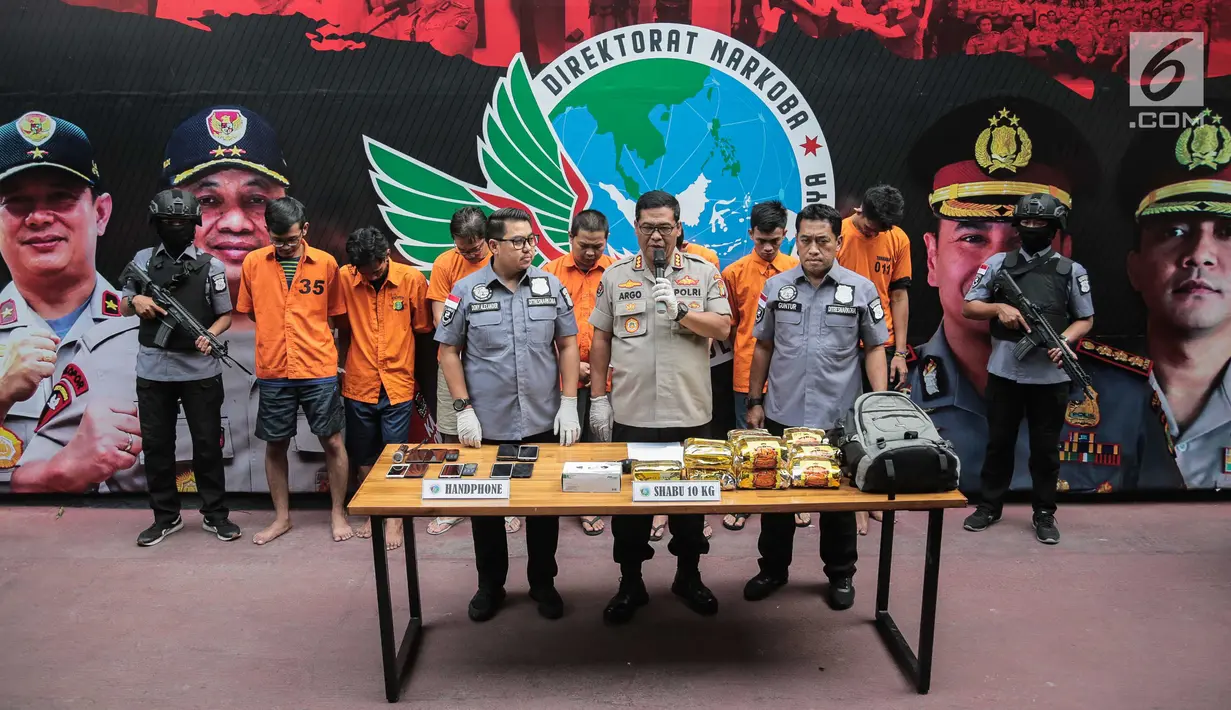 Kabid Humas Polda Metro Jaya Kombes Argo Yuwono (tengah) memberi keterangan saat rilis kasus narkoba jaringan Malaysia-Jakarta di Ditresnarkoba Polda Metro Jaya, Jakarta, Kamis (8/8/2019). Ditresnarkoba Polda Metro Jaya membekuk tujuh tersangka dalam kasus ini. (Liputan6.com/Faizal Fanani)