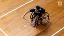 Pebulutangkis Banten, Wiwin Andri mengembalikan kok ke arah Supriyadi (Jateng) pada laga Indonesia Para Games Invitational Tournament 2018 di Istora Senayan, Jakarta, Rabu (27/6). Supriyadi unggul 21-11, 21-18. (Liputan6.com/Helmi Fithriansyah)