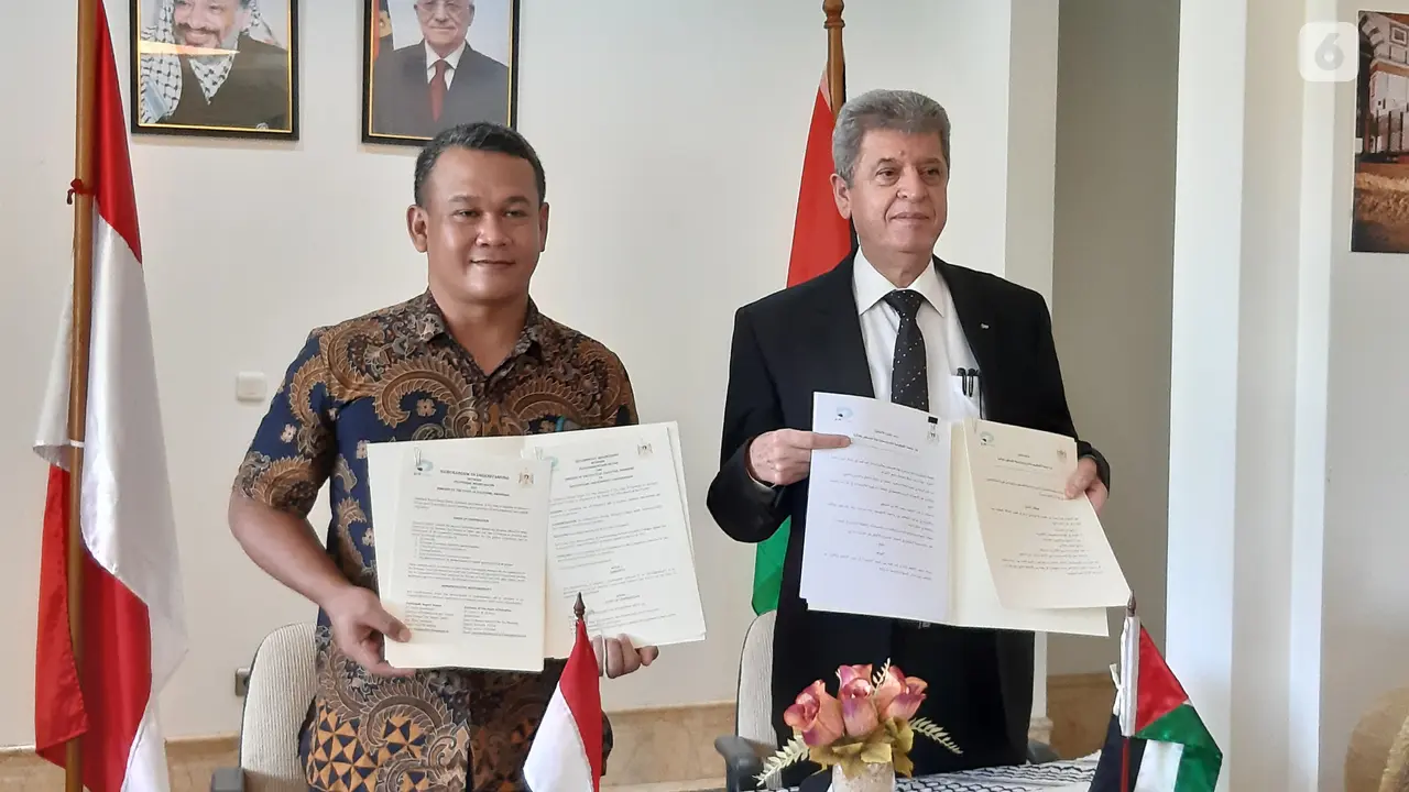 Direktur Politeknik Negeri Batam Uuf Brajawidagda dan Duta Besar Palestina Zuhair Al-Shun.