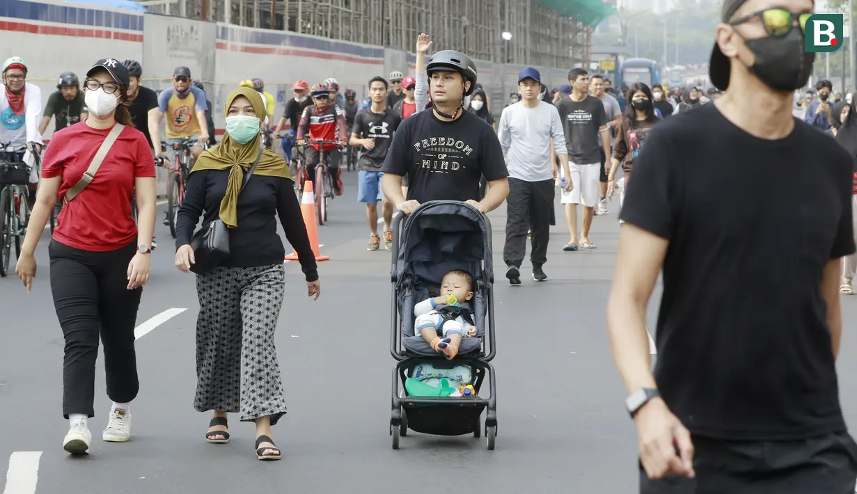 Warga mengisi waktu Minggu pagi saat Car Free Day dengan berolahraga, bersepeda dan mengajak anak-anak untuk menikmati udara pagi Ibu Kota Jakarta. (Bola.com/M Iqbal Ichsan)