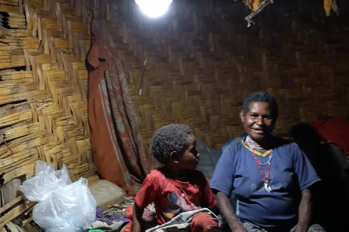 Nyala Lampu Tenaga Surya Hidupkan Asa Anak-Anak Puldama Papua