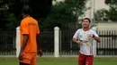 Pelatih Persipura, Oswaldo Lessa berbincang dengan pemainnya saat berlatih di Lapangan C Senayan, Jakarta, Selasa (5/5/2015). Latihan tersebut merupakan persiapan jelang AFC 2015 di Bengaluru, India, 12 Mei mendatang. (Liputan6.com/Helmi Fithriansyah)