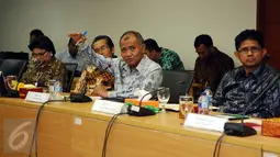 Ketua KPK, Agus Rahardjo menjawab pertanyaan usai bertemu dengan pimpinan Komisi Yudisial di gedung Komisi Yudisial, Jakarta, Rabu (6/1/2016). Pertemuan berlangsung tertutup dan membahas pembaharuan MoU kedua lembaga. (Liputan6.com/Helmi Fithriansyah)