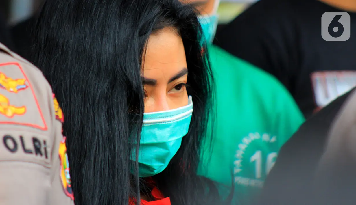 Ekspresi artis sekaligus model Andi Novitalia alias Vitalia Sesha saat dihadirkan dalam konferensi pers kasus narkoba di Polres Metro Jakarta Barat, Kamis (26/2/2020). Vitalia Sesha positif narkoba berdasarkan tes urine. (merdeka.com/Magang/Muhammad Fayyadh)