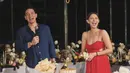 Tampak Nana mengenakan gaun merah spaghetti strap dengan bagian dada cukup terbuka. Dress tersebut memiliki model cut out di bagian perut dengan bagian bawah flowy.[@agungprastista]