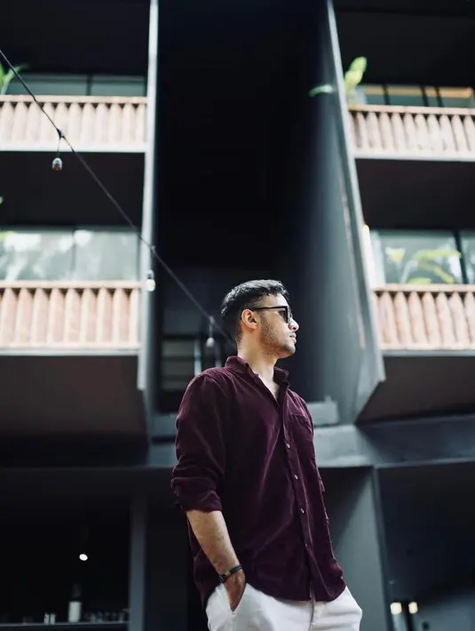 Bosan dengan warna cool tone? Kamu bisa mencoba kemeja warna burgundy sebagai inspirasi gaya formal untuk membuat tampilan lebih fresh. (Instagram/refalhady).