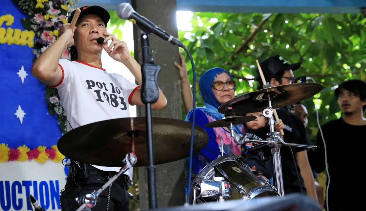 Mini konser itu tidak hanya dihadiri oleh slanker dari Jabodetabek, tapi juga banyak yang datang dari luar kota. Yang sengaja datang untuk ikut merayakan ulang tahun idolanya. (Adrian Putra/Bintang.com)