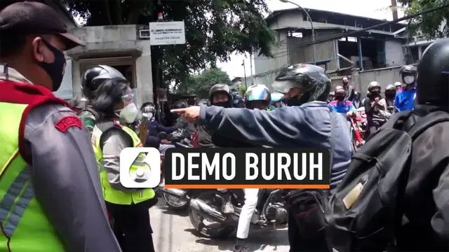 VIDEO: Massa Demonstrasi Tolak UU Cipta Kerja Jebol Pintu Pabrik
