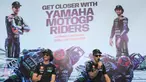 Dua pebalap Monster Energy Yamaha, Alex Rins (kiri) dan Fabio Quartararo, saat mengunjungi SMAN 2 Mataram, Kota Mataram, Nusa Tenggara Barat (NTB), Rabu (1/10/2025). (Bola.com/M Iqbal Ichsan)