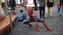 Warga yang mengenakan kostum Spider-Man merayakan Halloween di San Bernardino County, California, AS,  31 Oktober 2020. Akibat pandemi COVID-19, pejabat bidang kesehatan masyarakat mengingatkan publik tentang pentingnya mengenakan masker dengan benar saat merayakan Halloween. (Xinhua/Zeng Hui)