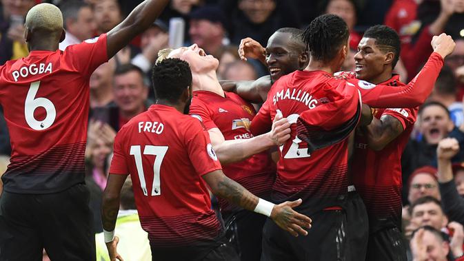 Para pemain Manchester United merayakan gol yang dicetak Romelu Lukaku ke gawang Southampton pada laga Premier League di Stadion Old Trafford, Manchester, Sabtu (2/3). MU menang 3-2 atas Southampton. (AFP/Oli Scarff)