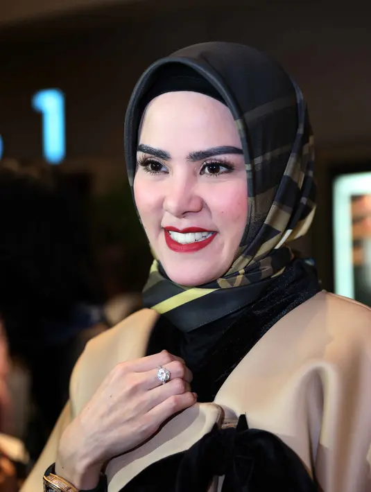 Saat di gala premier film 'Romansa: Gending Cinta di Tanah Turki', kawasan Epicentrum, Jakarta Selatan, Senin (7/3/2016), Angel Lelga mengatakan banyak keseruan dalam kegitan barunya. (Nurwahyunan/Bintang.com)