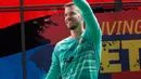 Penjaga gawang Norberto Murara Neto melambaikan tangan dalam presentasi resminya setelah menandatangani kontrak dengan FC Barcelona di Barcelona, Spanyol, Selasa (9/7/2019). Norberto Murara Neto menjadi rekrutan pertama Barcelona di jendela transfer musim panas 2019. (AP Photo/Emilio Morenatti)