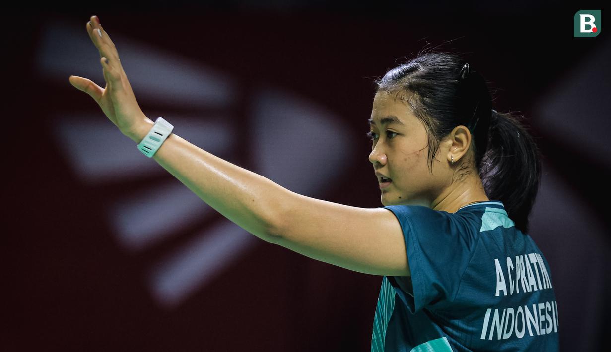 Pebulu tangkis ganda putri Indonesia, Amallia Cahaya Pratiwi saat berpasangan dengan Siti Fadia Silva Ramadhanti bersiap menerima servis dari pasangan Korea Selatan, Baek Ha Na/Lee So Hee dalam laga 32 besar Indonesia Open 2026 di Istora, Kompleks Stadion Utama Gelora Bung Karno (SUGBK), Senayan, Jakarta, Rabu (03/06/2026). (Bola.com/Bagaskara Lazuardi)