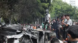 Mobil-mobil tersebut terparkir di seberang Mako Brimob Polda Metro Jaya. (merdeka.com/Arie Basuki)