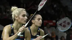 Pebulutangkis Bulgaria, Gabriela Stoeva / Stefani Stoeva, tampak fokus saat melawan pasangan Indonesia pada Indonesia Masters 2019 di Istora Senayan, Jakarta, Rabu (23/1). Stoeva bersaudara gagal lolos ke babak kedua. (Bola.com/M. Iqbal Ichsan)